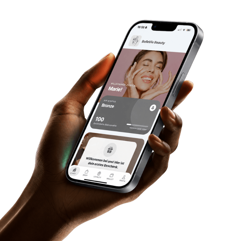 Hand hält ein Smartphone mit der KundenLoop White-Label-App einer Klinik